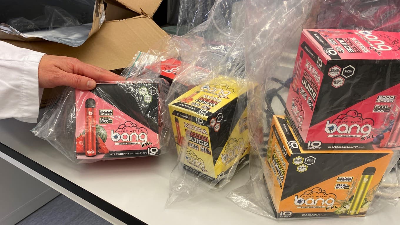 Kartonger med e-cigaretter som Tullverket har beslagtagit. Foto: Tullverket