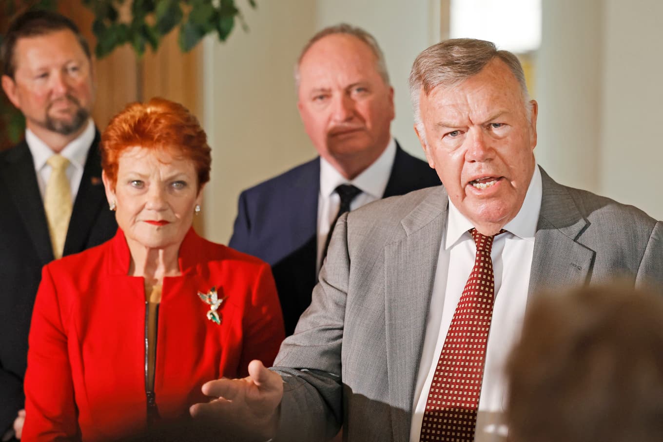 One Nations ledare Pauline Hanson och den nyvalde australiske parlamentsledamoten David Farley under en presskonferens i huvudstaden Canberra. Foto: Hilary Wardhaugh/Getty Images