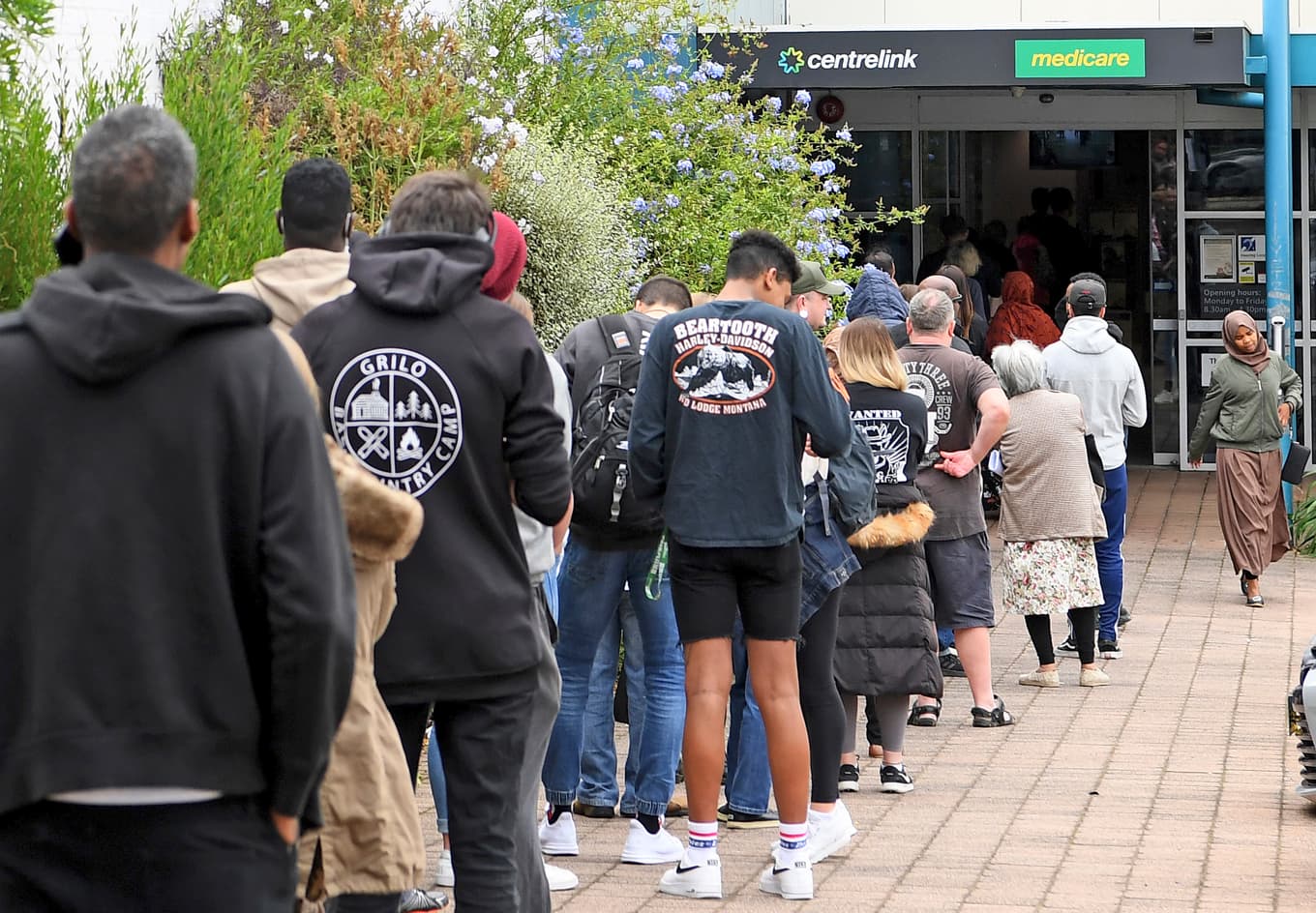 Kö framför Centrelink i Melbourne. Centrelink är en myndighet som hanterar utbetalningar från välfärdssystemet.  Foto: Quinn Rooney/Getty Images