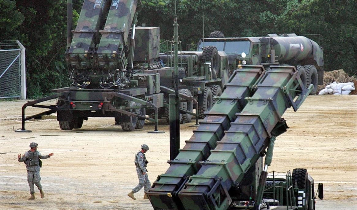 USA:s militära närvaro i Östasien är omfattande. Här syns amerikanska marinkårssoldater med avfyrningsramper för Patriotrobotar på den japanska ön Okinawa. Arkivbild. Foto: Itsuo Inouye/AP/TT