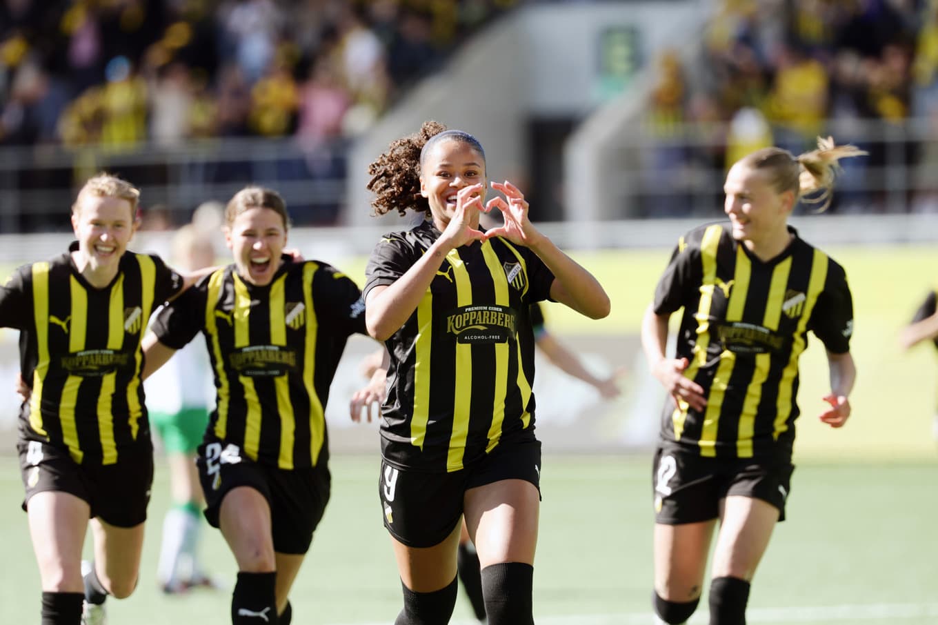 Häckens Felicia Schröder och lagkamrater jublar efter 1–0-målet mot Hammarby i den andra finalmatchen i Europa Cup. Foto: Adam Ihse/TT