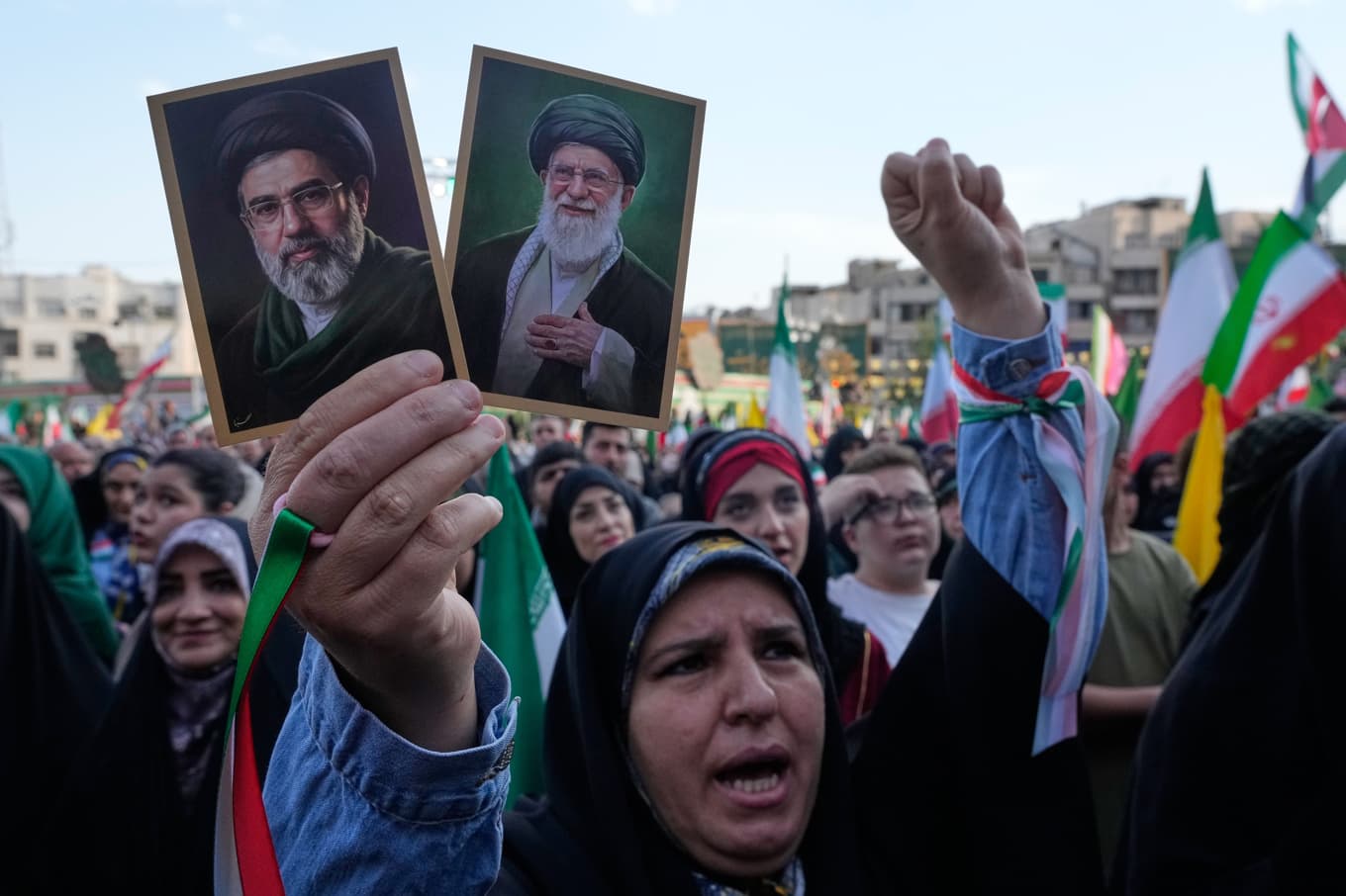 En manifestation till stöd för Irans hårdföra regim. På bilderna som hålls upp syns landets högste ledare ayatolla Mojtaba Khamenei och dennes far, den tidigare högste ledaren ayatolla Ali Khamenei, som dödades i krigsutbrottet. Bild från i onsdags. Foto: Vahid Salemi/AP/TT