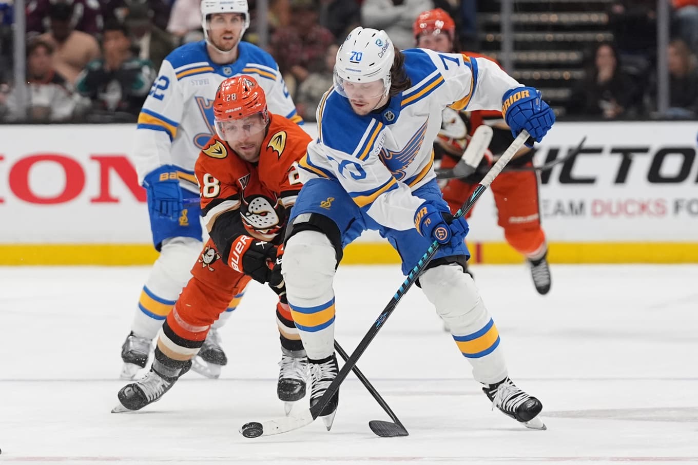 Oskar Sundqvist, till höger, i kamp om pucken i en NHL-match mot Anaheim Ducks i början av april. Arkivbild. Foto: Gregory Bull/AP/TT