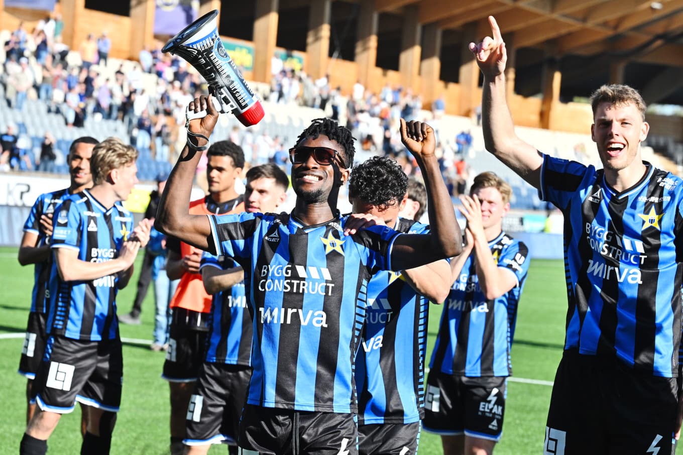 Sirius matchhjälte Odera Adindu, mitten, jublar med lagkamrater efter 3–2-segern hemma mot Kalmar. Foto: Claudio Bresciani/TT