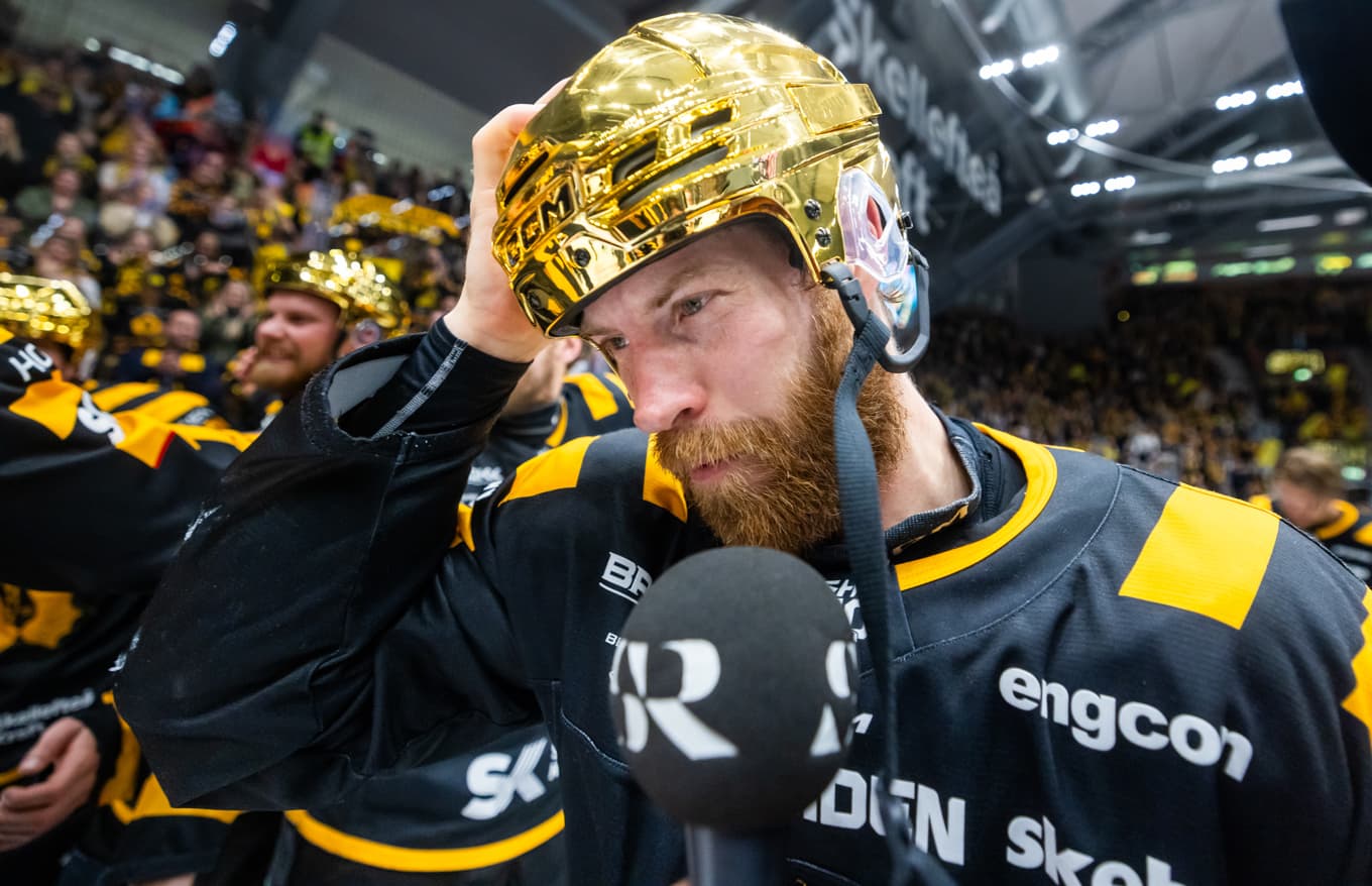 Skellefteås Oscar Lindberg intervjuas med guldhjälmen på. Foto: Pär Bäckström/TT