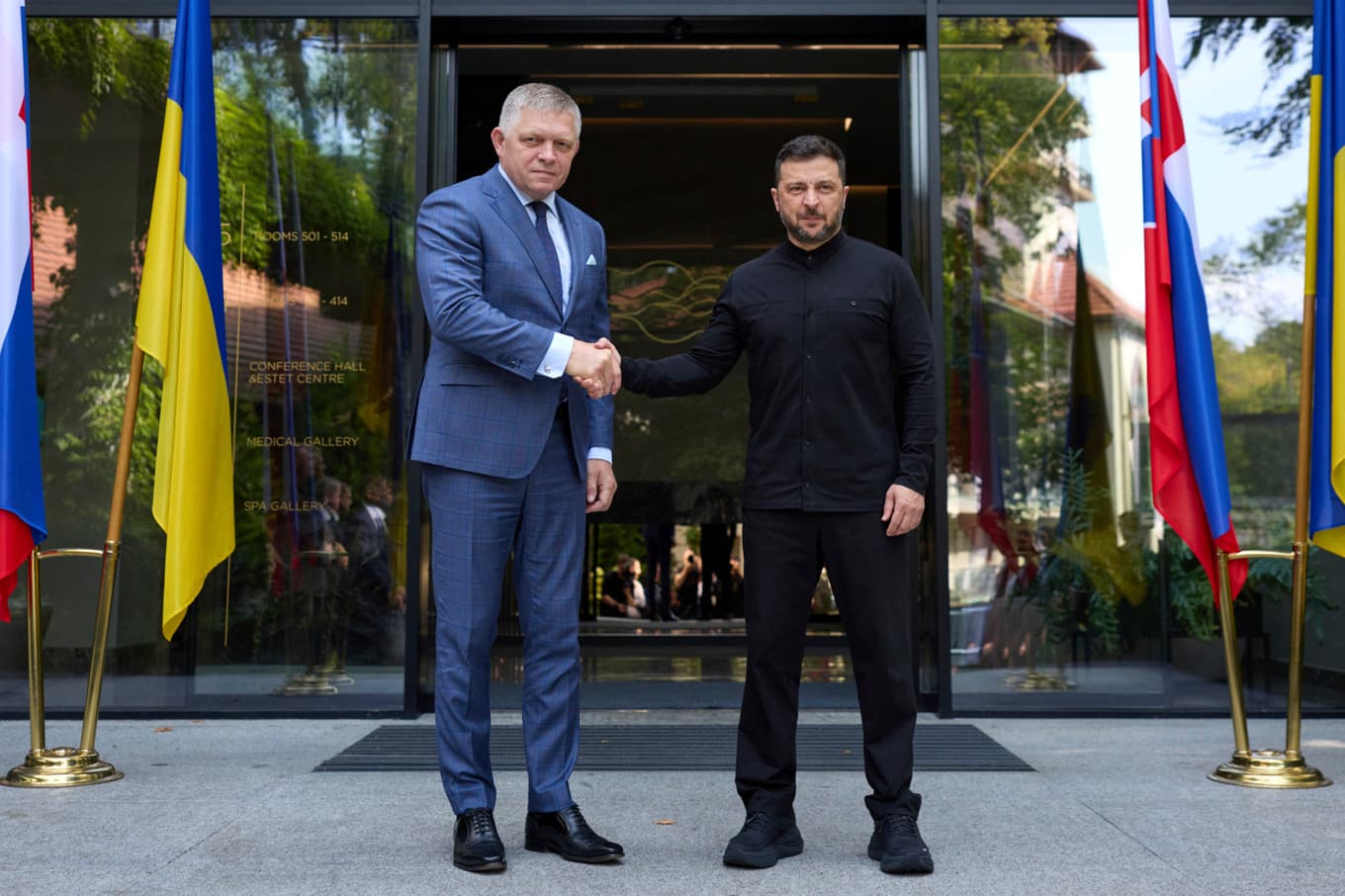 Slovakiens premiärminister Robert Fico och Ukrainas president Volodymyr Zelenskyj vid ett möte i Ukraina 2025. Foto: AP/TT