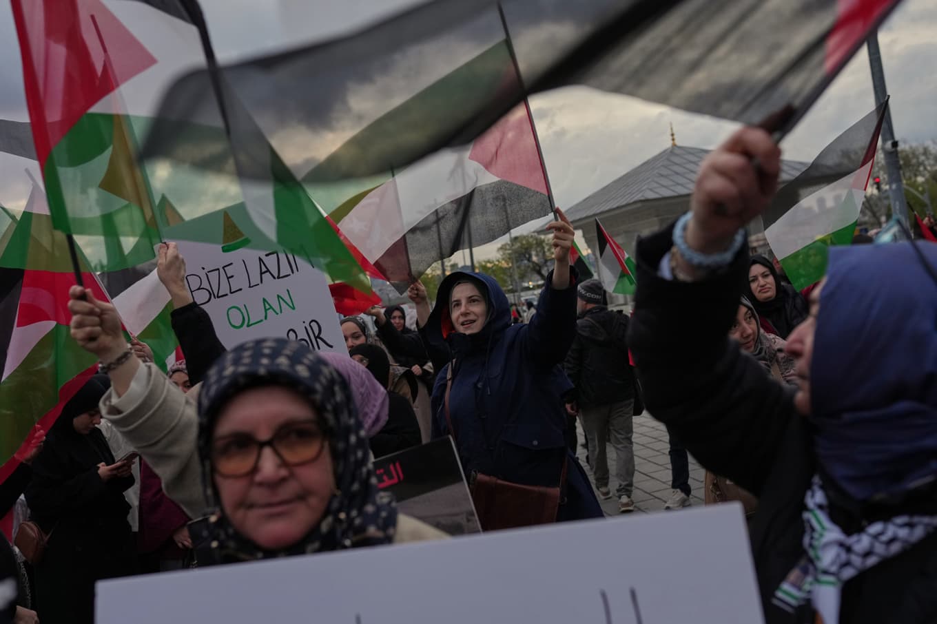 Under lördagen protesterade människor i Istanbul mot den israeliska insatsen mot Gazakonvonjen Global Sumud Flotilla. Foto: Francisco Seco/AP/TT