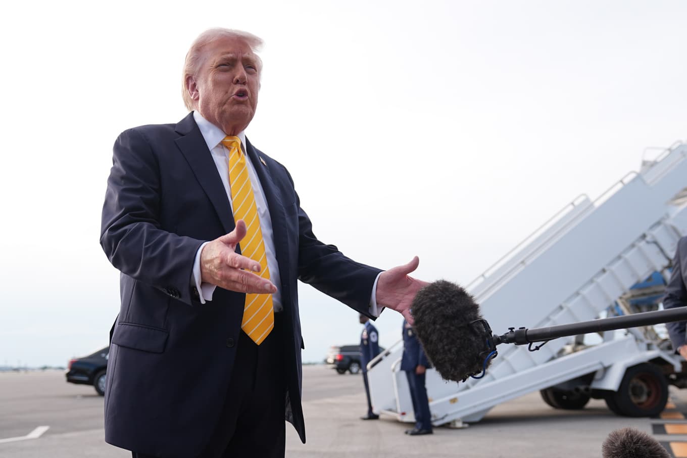 USA:s president Donald Trump säger att betydligt fler än 5 000 soldater kommer att flyttas från Tyskland. Foto: Matt Rourke/AP/TT