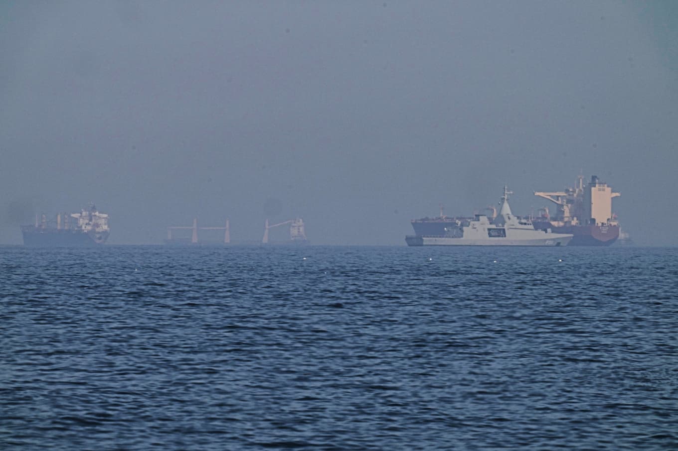 Ett emiratiskt fartyg ankrat i Omanbukten, nära Hormuzsundet, i fredags. Foto: Fatima Shbair/AP/TT