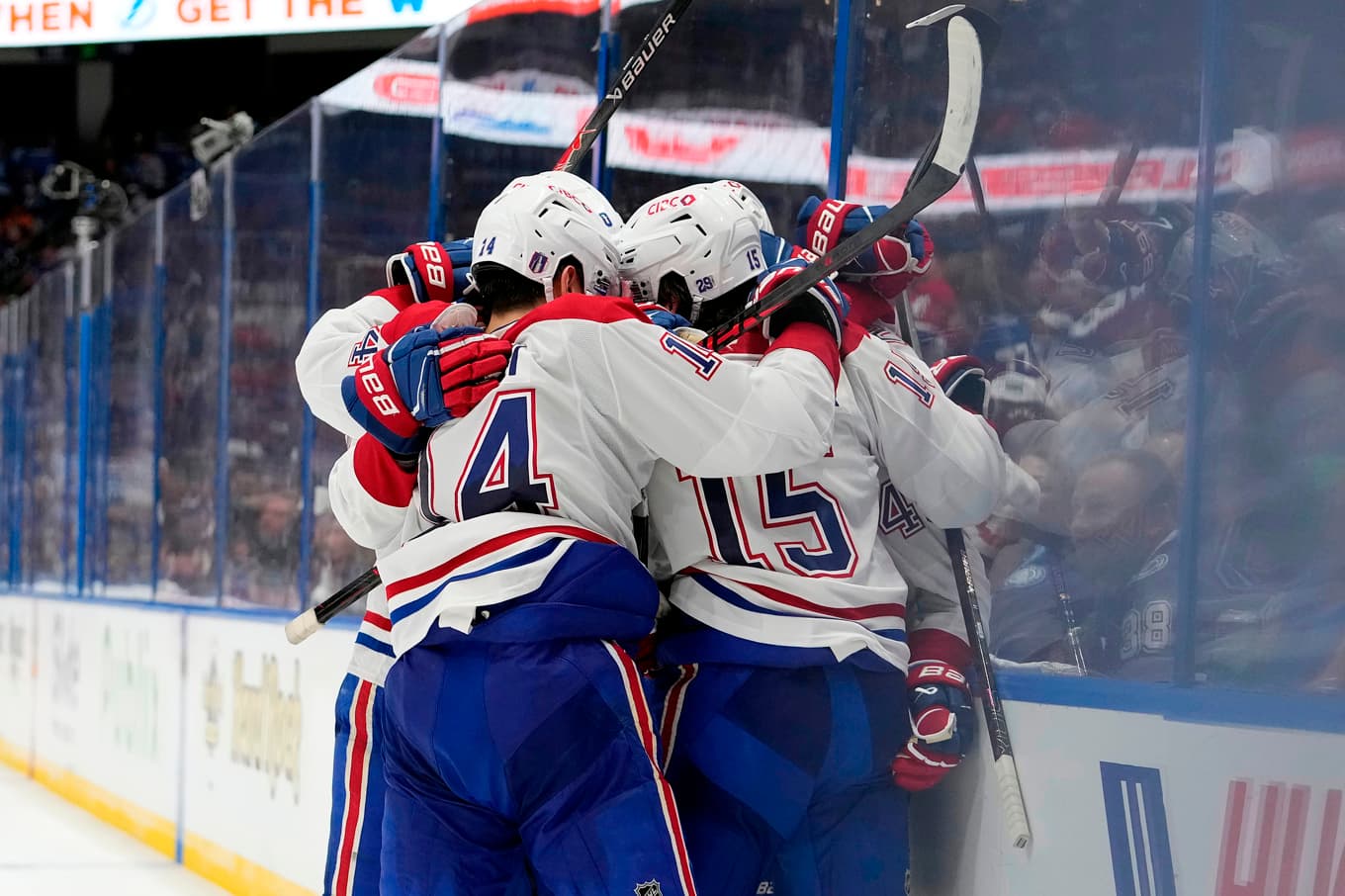 Montreals Alex Newhook (15) tillsammans med sina lagkamrater efter att han satt 2–1-målet. Foto: Chris O'Meara/AP/TT
