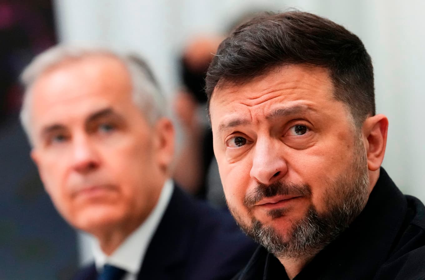 Ukrainas president Volodymyr Zelenskyj, här tillsammans med Kanadas premiärminister Mark Carney på måndagen. Foto: Sean Kilpatrick/AP/TT