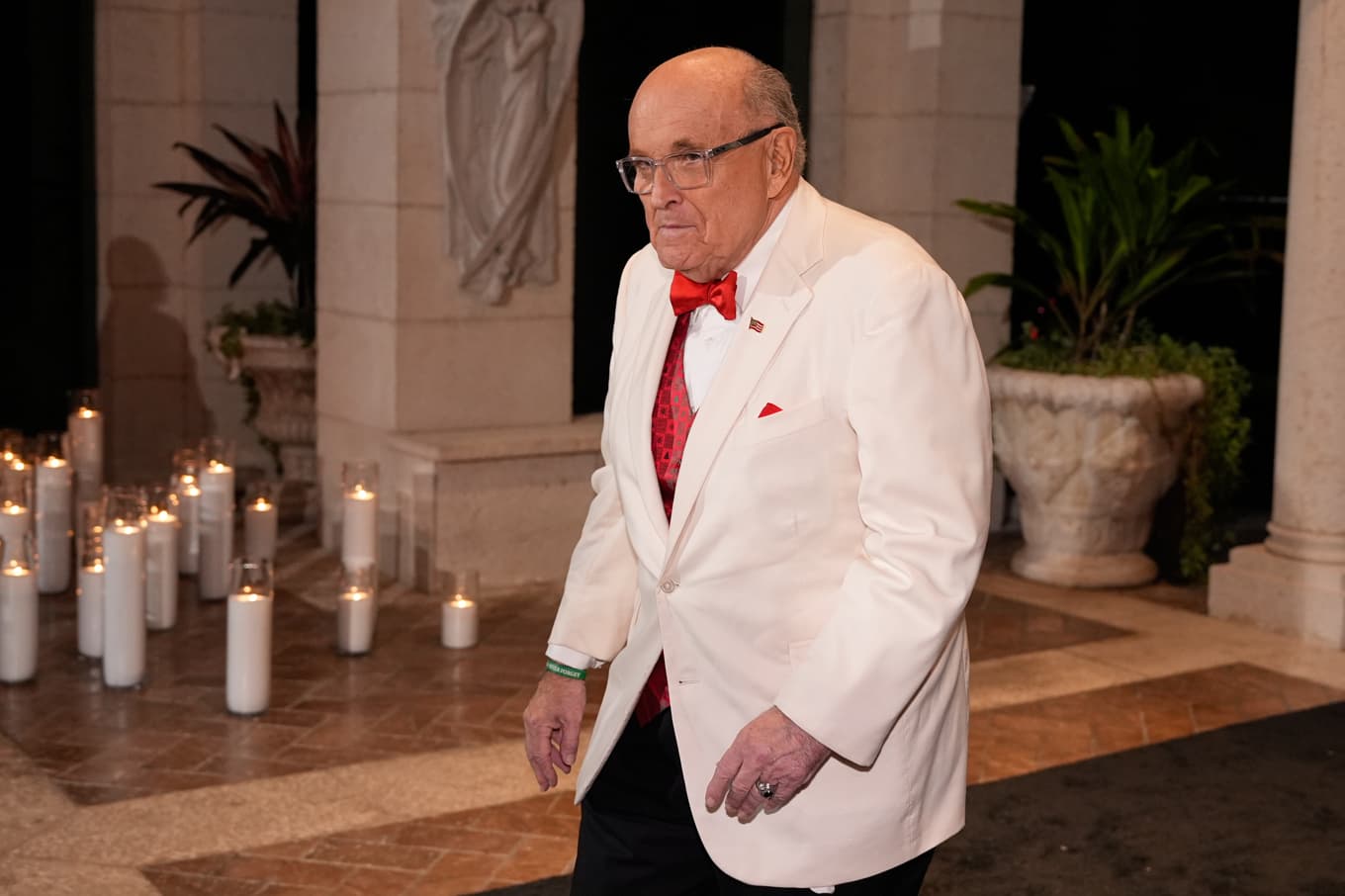 Rudy Giuliani fotograferad då han anlände till president Donald Trumps nyårsfirande på residenset Mar-a-lago. Foto: Alex Brandon/AP/TT