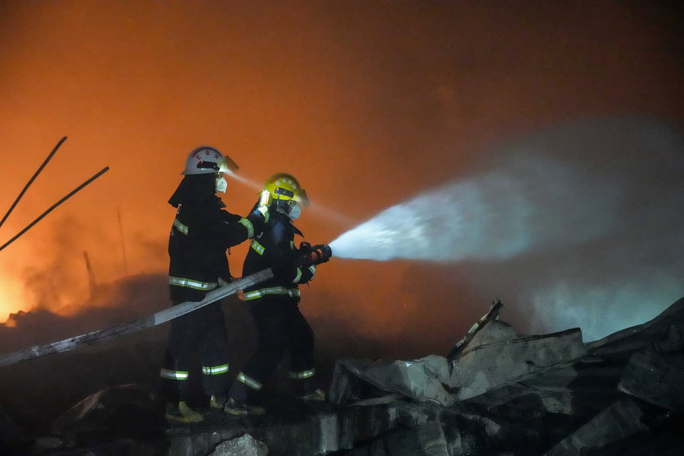 Brandbekämpare i Liuyang tidigt på tisdagen. Foto: Chen Sihan/Nya Kina via AP/TT