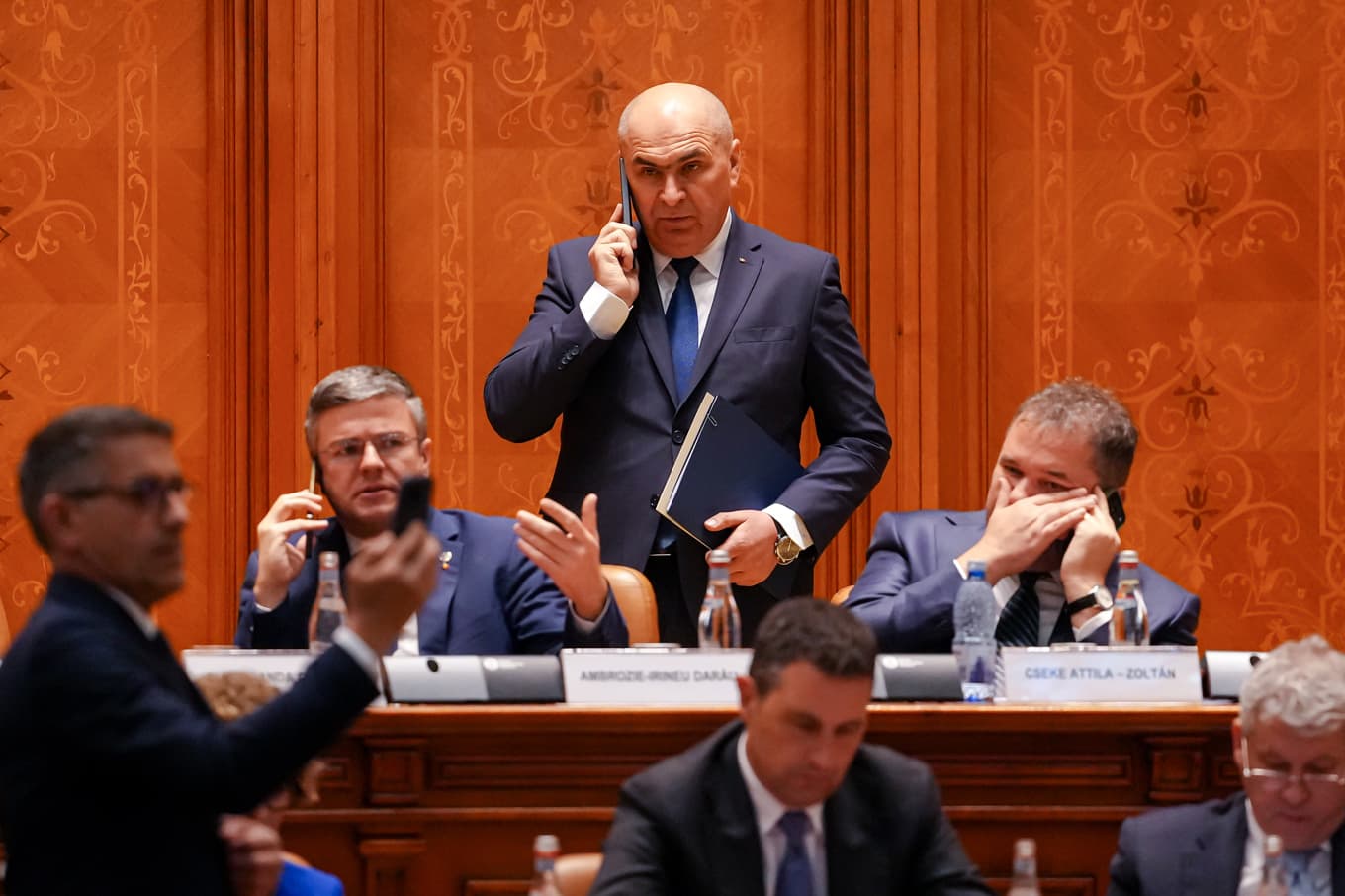 Ilie Bolojan i parlamentet i Bukarest på tisdagen. Foto: Vadim Ghirda/AP/TT