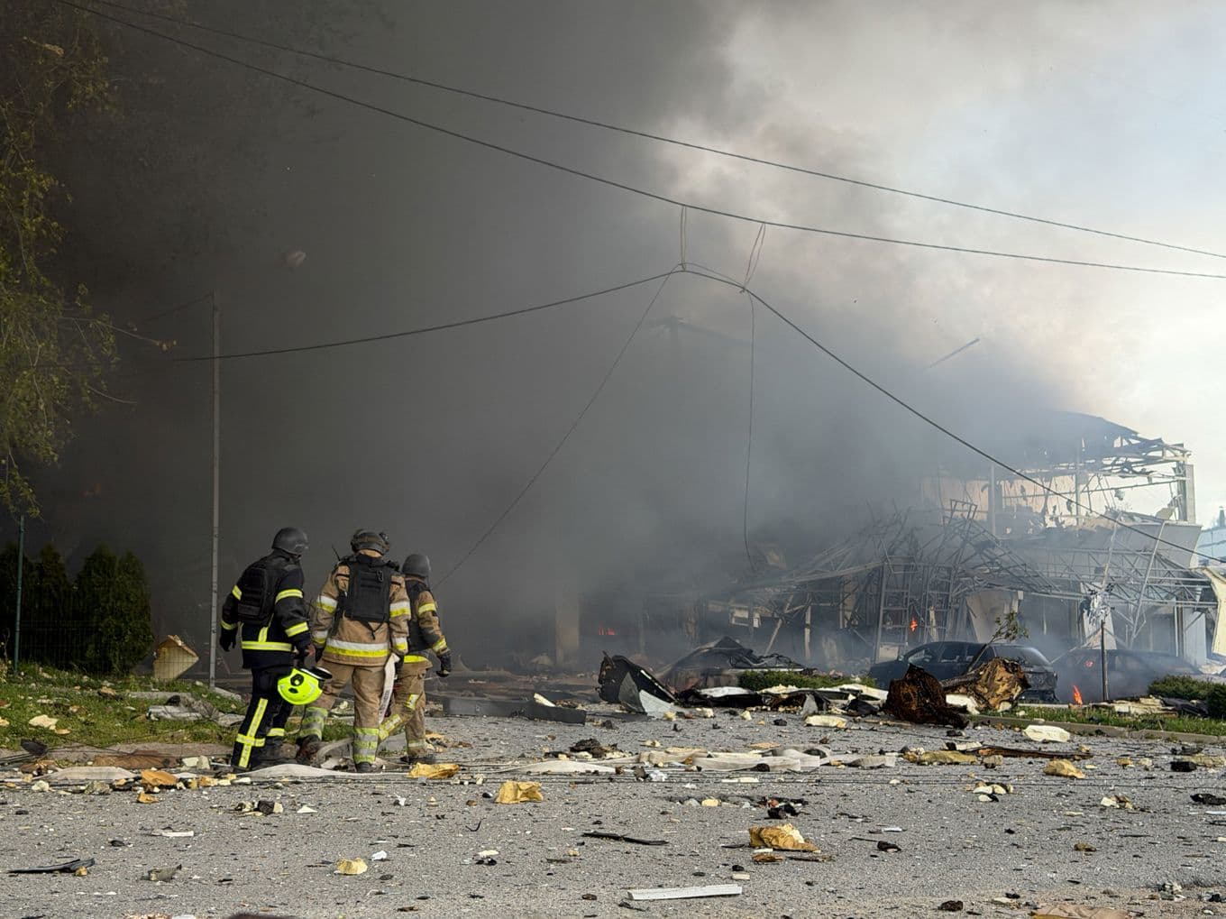 Ukrainska räddningsarbetare vid nedslagsplatsen i Zaporizjzja. Foto: Darya Nazarova/AFP/TT