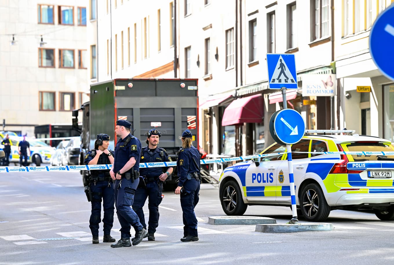 Polis och bombskydd på plats på Norrmalm i Stockholm efter larm om ett misstänkt farligt föremål. Foto: Fredrik Sandberg/TT