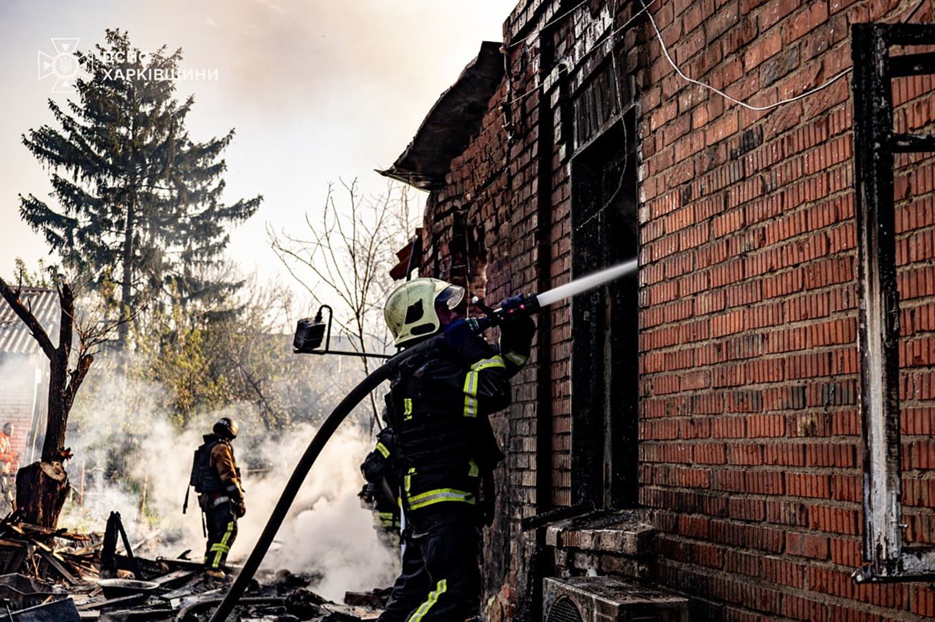 Ukrainsk räddningspersonal släcker en brand efter en rysk drönarattack i Charkivregionen på onsdagen. Foto: AP/TT