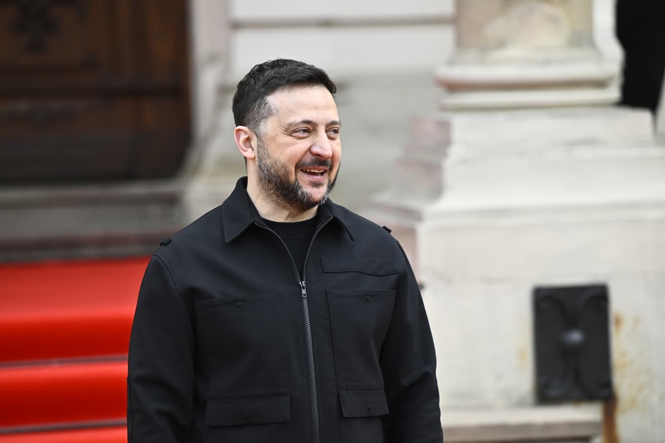 Ukrainas president Volodymyr Zelenskyj tackar Ungern, här är han på bild utanför Potockipalatset i Lviv i april. Foto: Henrik Montgomery/TT