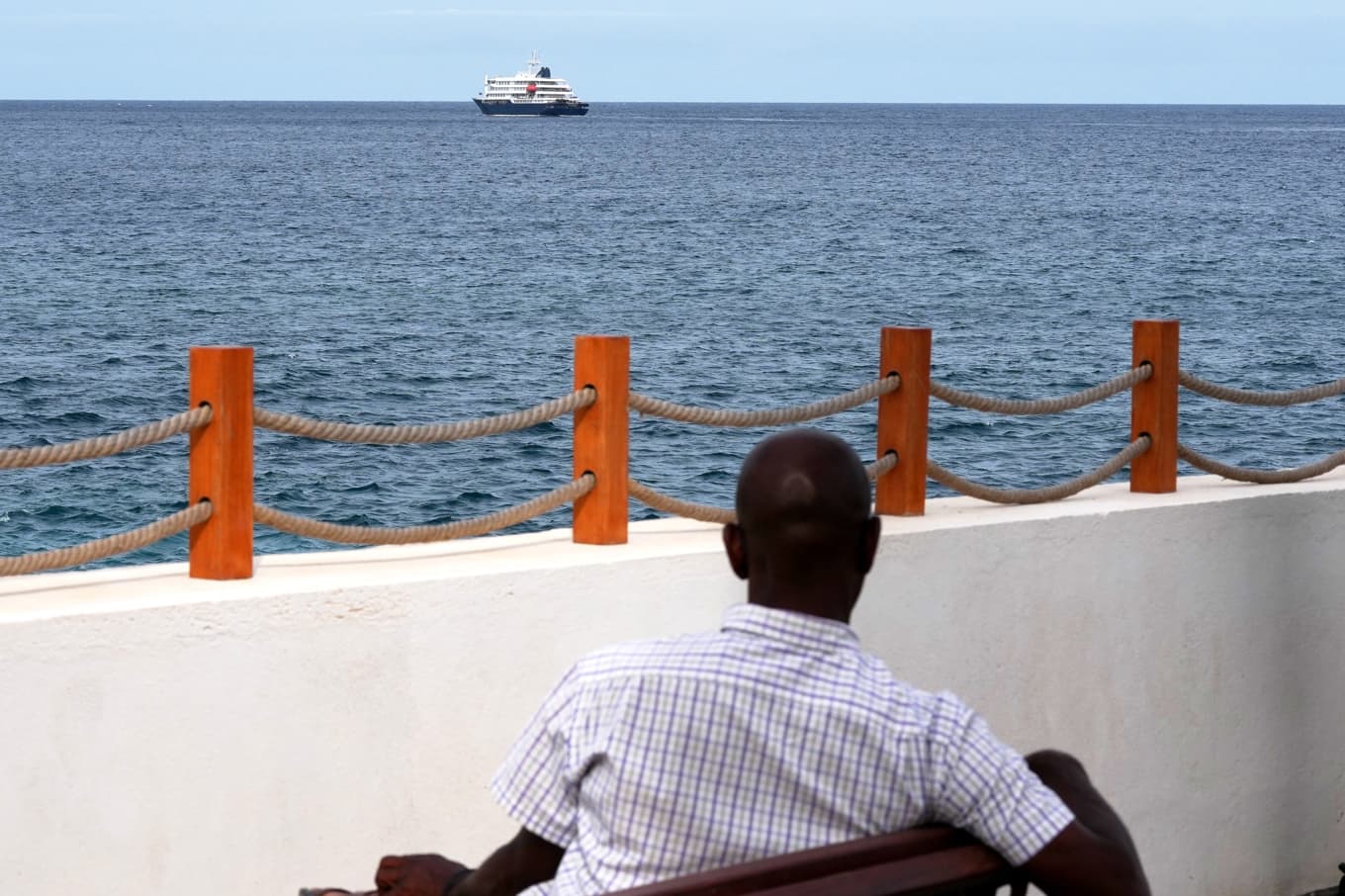 MV Hondius lämnade Kap Verde under onsdagen. Foto: Misper Apawu/AP/TT