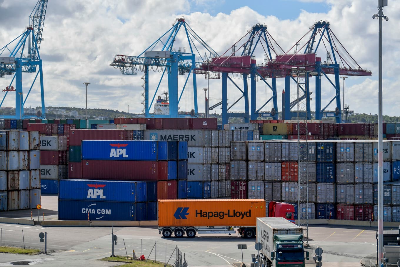 Svenska exportföretag ser ljusare på framtiden. På bilden syns Göteborgs hamn. Arkivbild. Foto: Björn Larsson Rosvall/TT