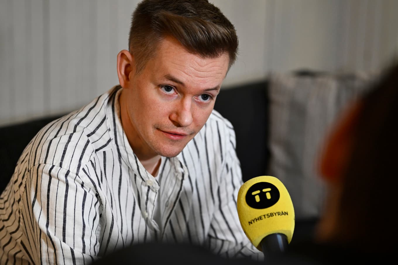Journalisten Joakim Medin under en presskonferens på Dagens ETC:s redaktion dagen efter att han släpptes ur turkiskt fängelse sommaren 2025. Foto: Oscar Olsson/TT