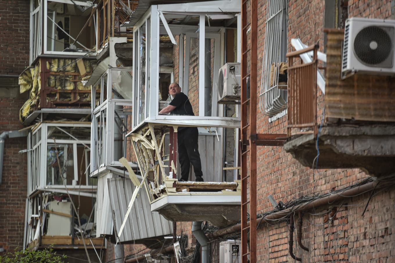 Bostadshus som skadades i Dnipro i slutet av april. Foto: Mykola Synelnykov  /AP/TT