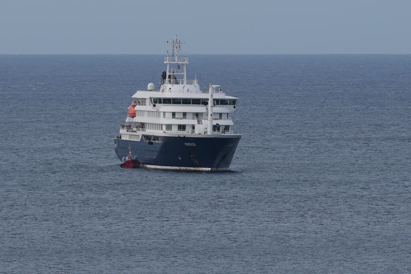 Hantavirusdrabbade MV Hondius seglar mot Kanarieöarna. Arkivbild. Foto: Misper Apawu  /AP/TT