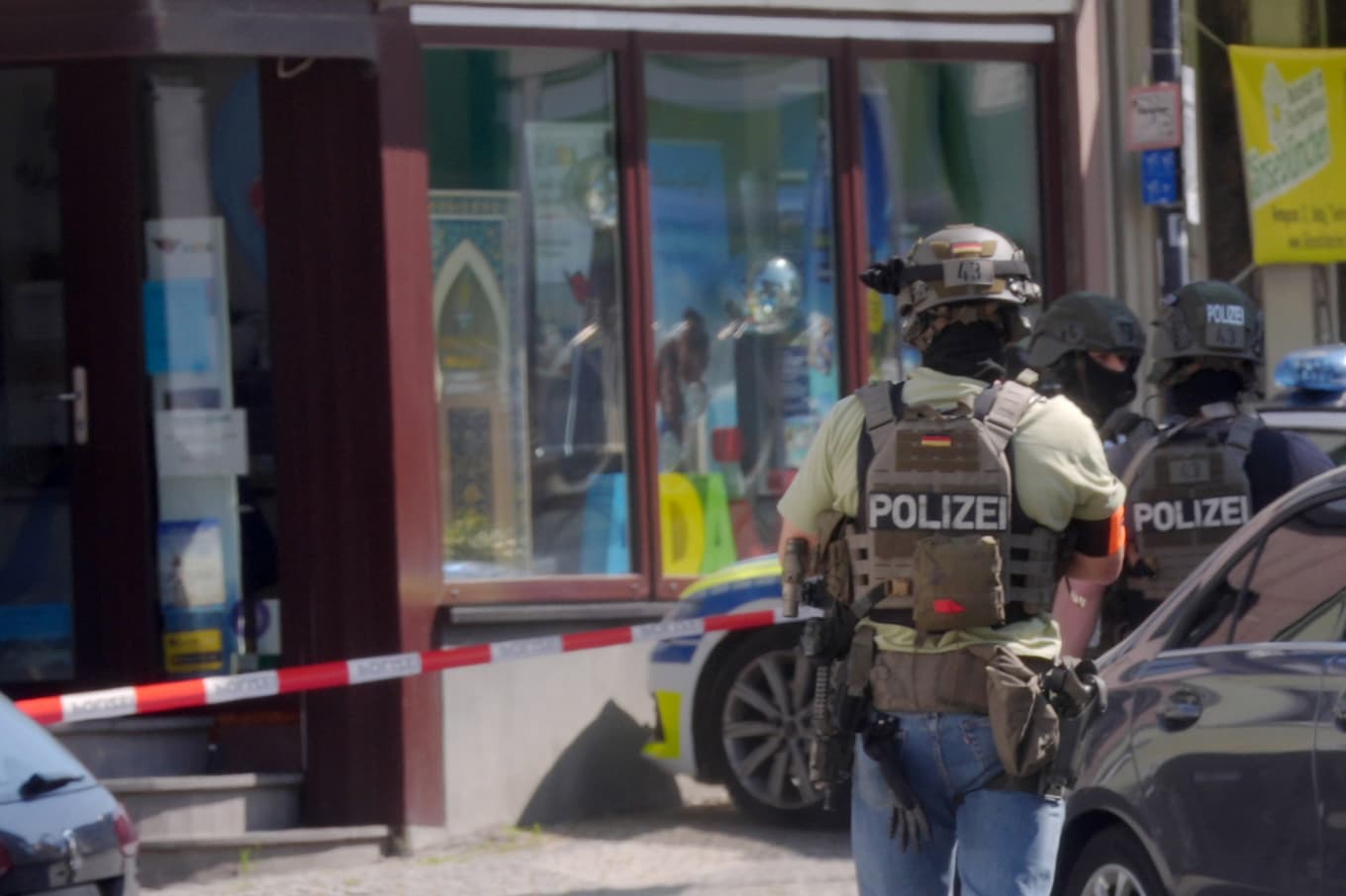 Polisen är på plats vid en bank i den tyska staden Sinzig där en gisslansituation pågår. Foto: Thomas Frey/AP/TT