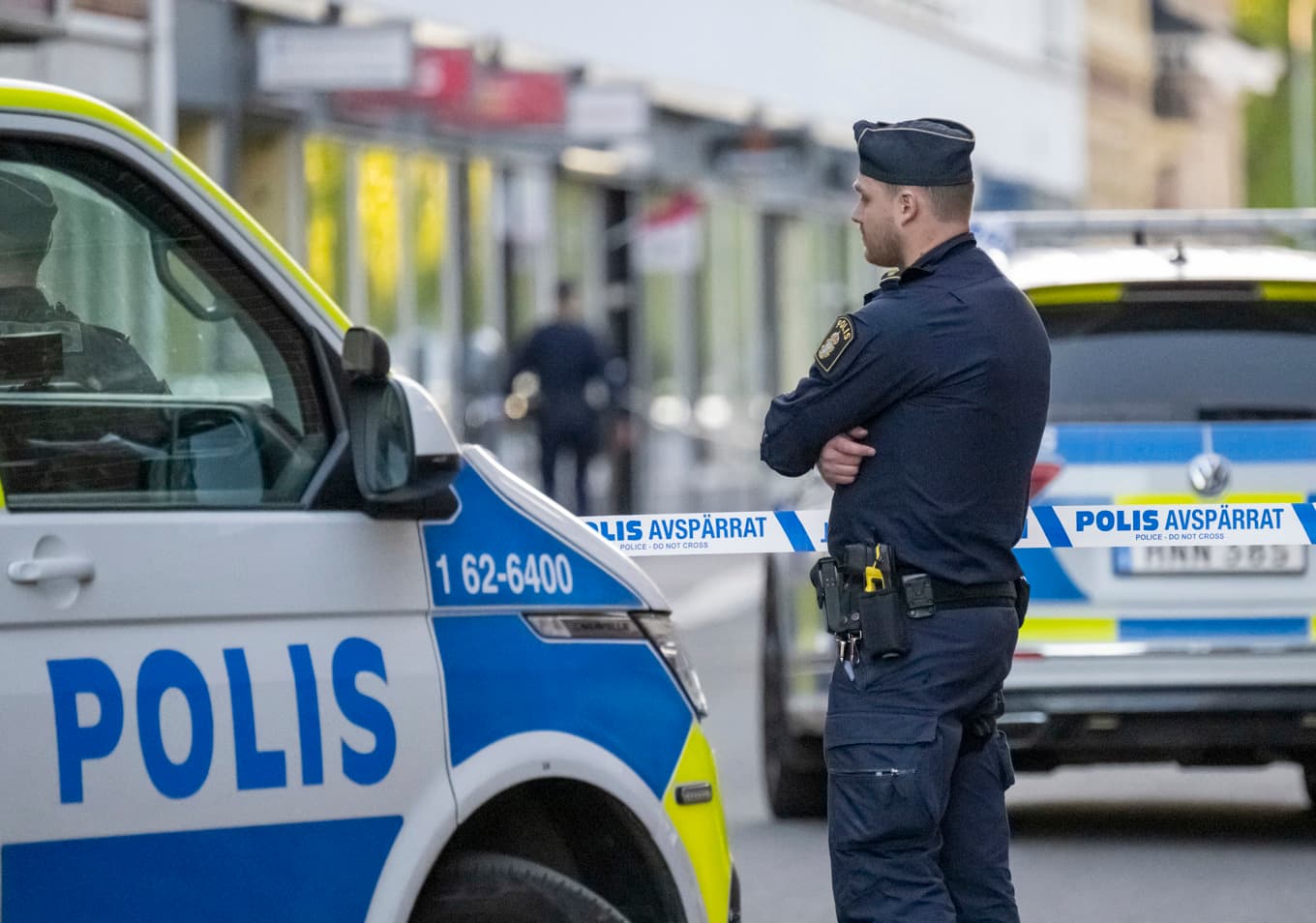 Polis är på plats i centrala Kristianstad för att tala med vittnen och undersöka den misstänkta brottsplatsen. Foto: Johan Nilsson / TT