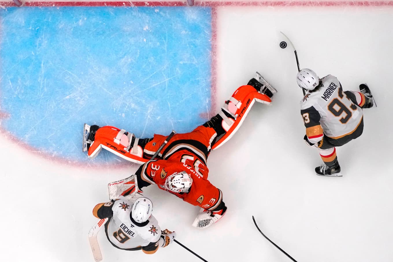Vegas Mitchell Marner gör mål på Anaheim-målvakten Ville Husso. Foto: Mark J. Terrill/AP/TT