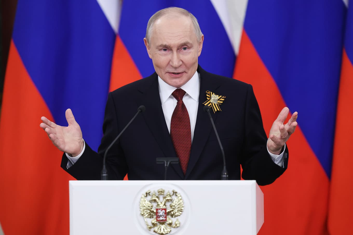 Rysslands president Vladimir Putin tog emot utvald journalister i Kreml på lördagen i samband med hedrandet av segern över Nazityskland 1945. Foto: Maxim Shipenkov /Pool via AP/TT