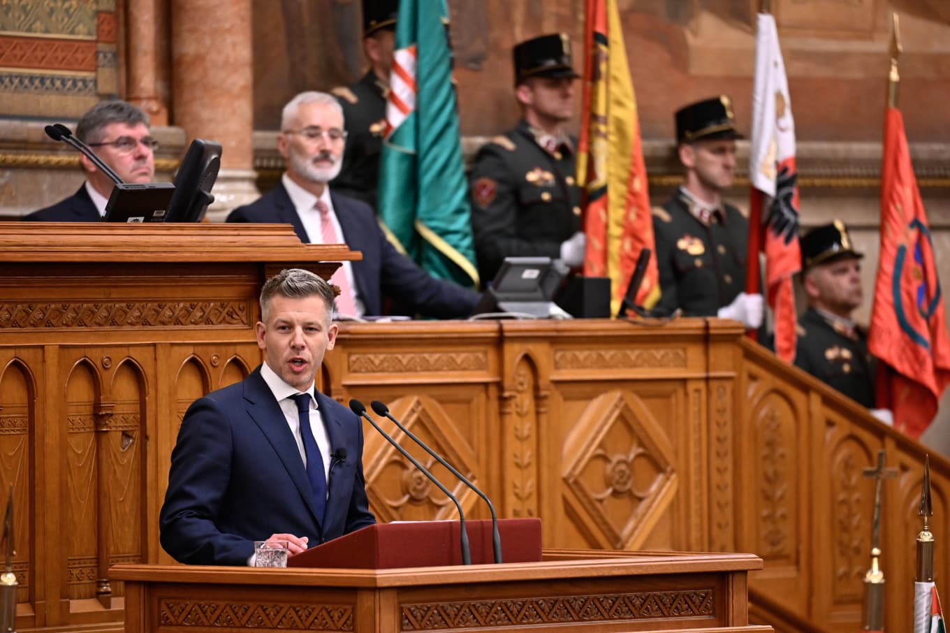Peter Magyar (bilden) tar över rodret från Viktor Orbán. Foto: Denes Erdos  /AP/TT