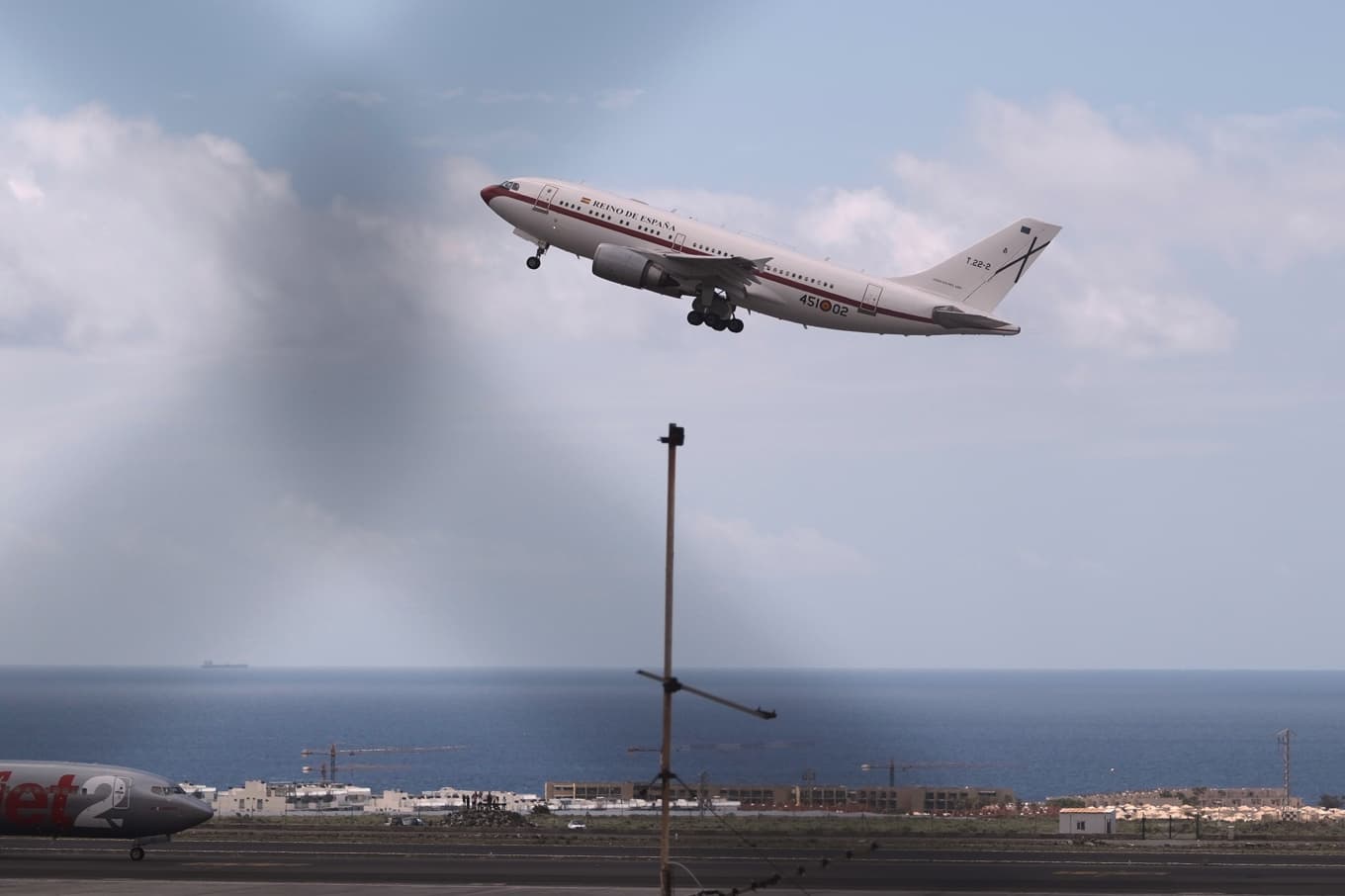 Ett spanskt plan med passagerare från det virusdrabbade fartyget lyfter från Teneriffas södra flygplats. Foto: Arturo Rodriguez/AP/TT