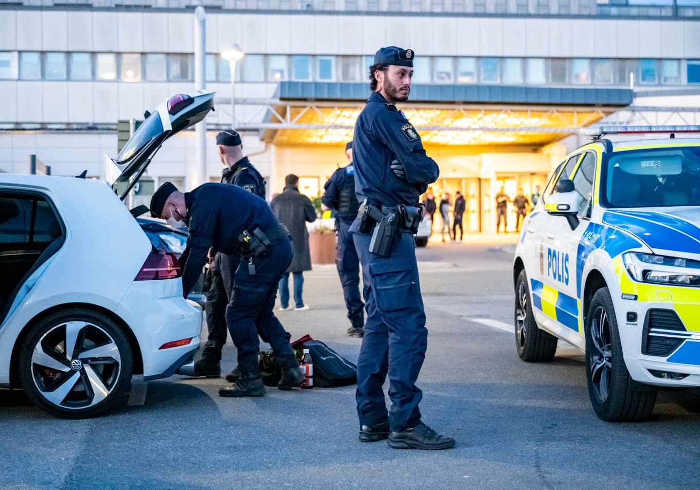 Polisen undersöker en bil utanför Centralsjukhuset i Kristianstad efter lördagens misstänkta mord. Foto: Johan Nilsson / TT