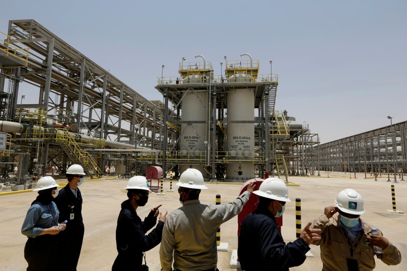 Anställda vid Saudi Aramco och journalister vid en anläggning för flytande fossilgas i Hawiyah, Saudiarabien. Arkivbild. Foto: Amr Nabil/AP/TT