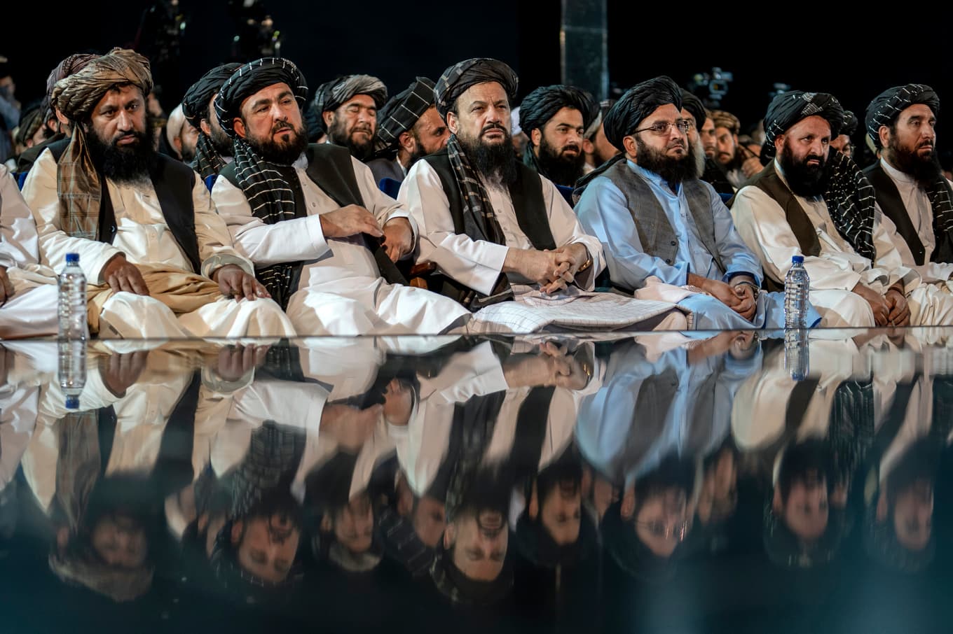 Medlemmar i talibanernas ledarskikt vid en ceremoni i Kabul. Arkivbild från 2023. Foto: Ebrahim Noroozi/AP/TT