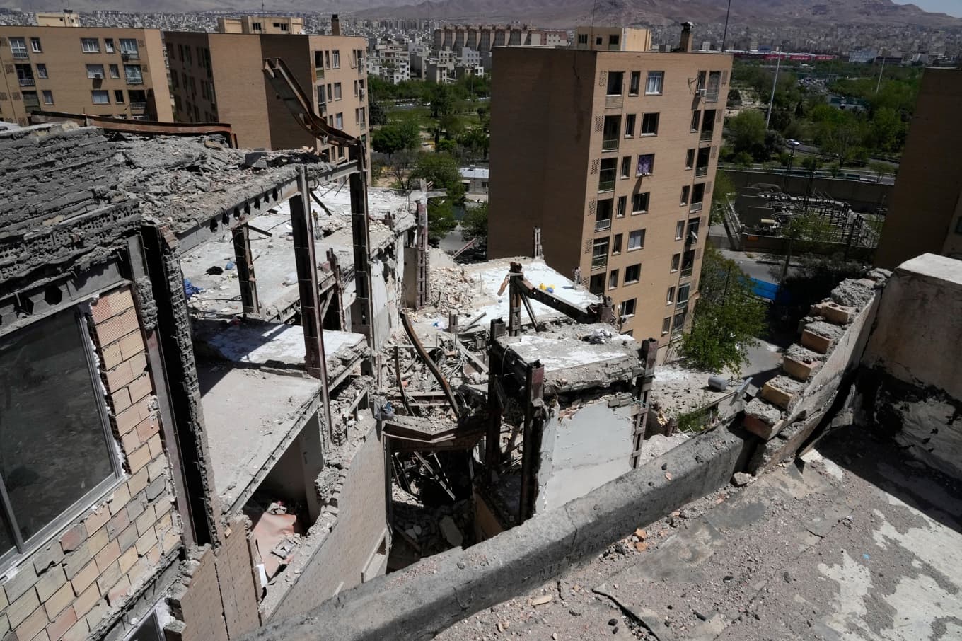 Förödelse i Teheran efter attacker mellan USA och Iran. Bilden är tagen tidigare i år. Foto: Vahid Salemi/AP/TT