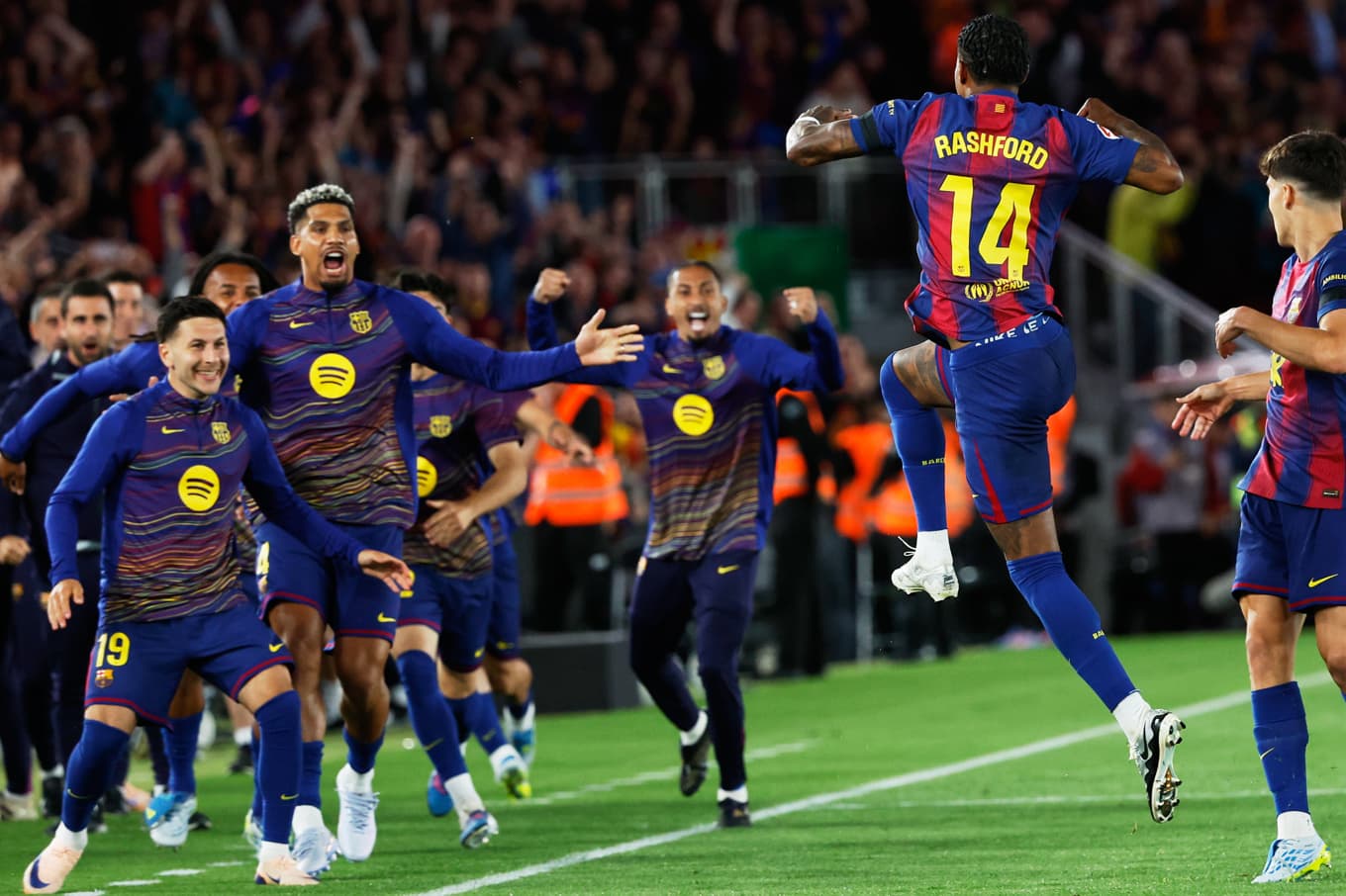 Marcus Rashford (14) firar sitt frisparksmål tillsammans med bland andra svenske Roony Bardghji (19). Foto: Joan Monfort/AP/TT