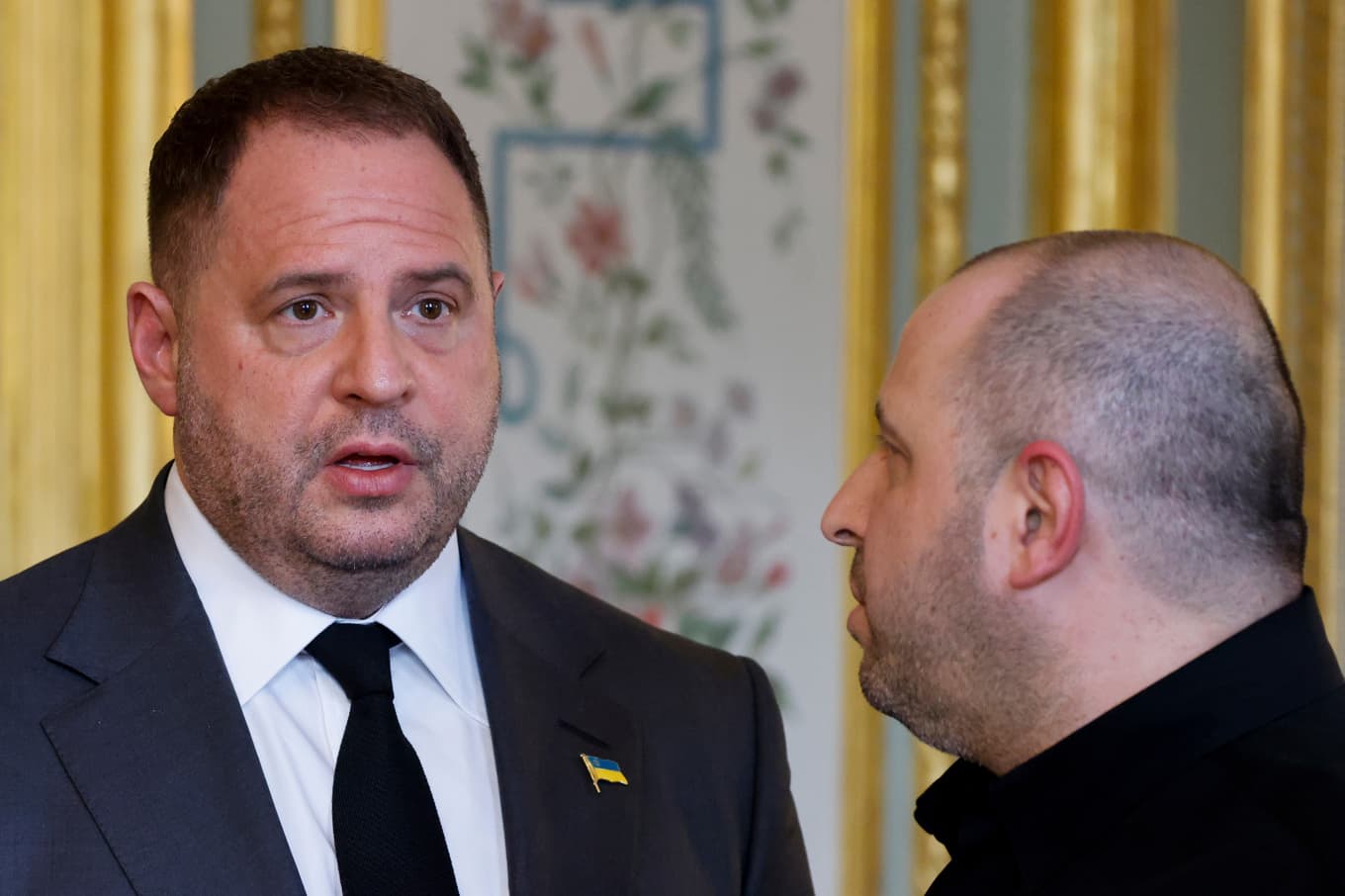 Andrij Jermak (vänster) var länge en av president Volodymyr Zelenskyjs närmaste rådgivare. Arkivbild. Foto: Ludovic Marin/Pool via AP/TT