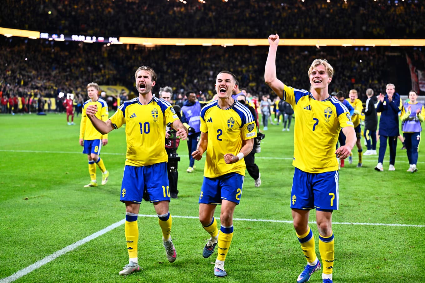 Benjamin Nygren, Gustaf Lagerbielke och Lucas Bergvall jublar efter att VM-biljetten var säkrad. Trion fanns också med i den VM-trupp som Graham Potter presenterade. Arkivbild. Foto: Pontus Lundahl/TT