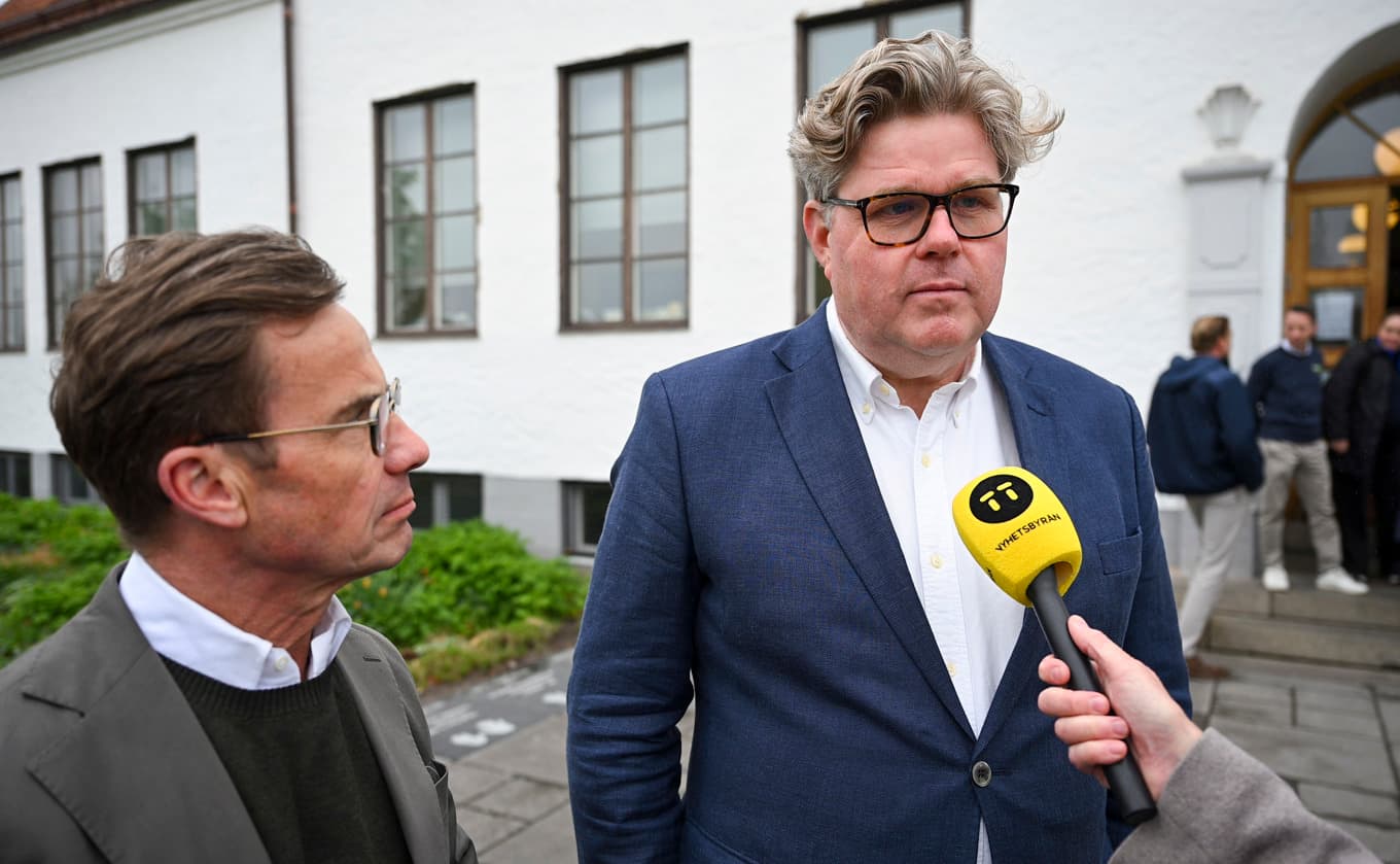 Statsminister Ulf Kristersson (M) och justitieminister Gunnar Strömmer (M) kommenterar gripandet i Tunisien under Moderaternas bussturné i Skåne. Foto: Johan Nilsson / TT