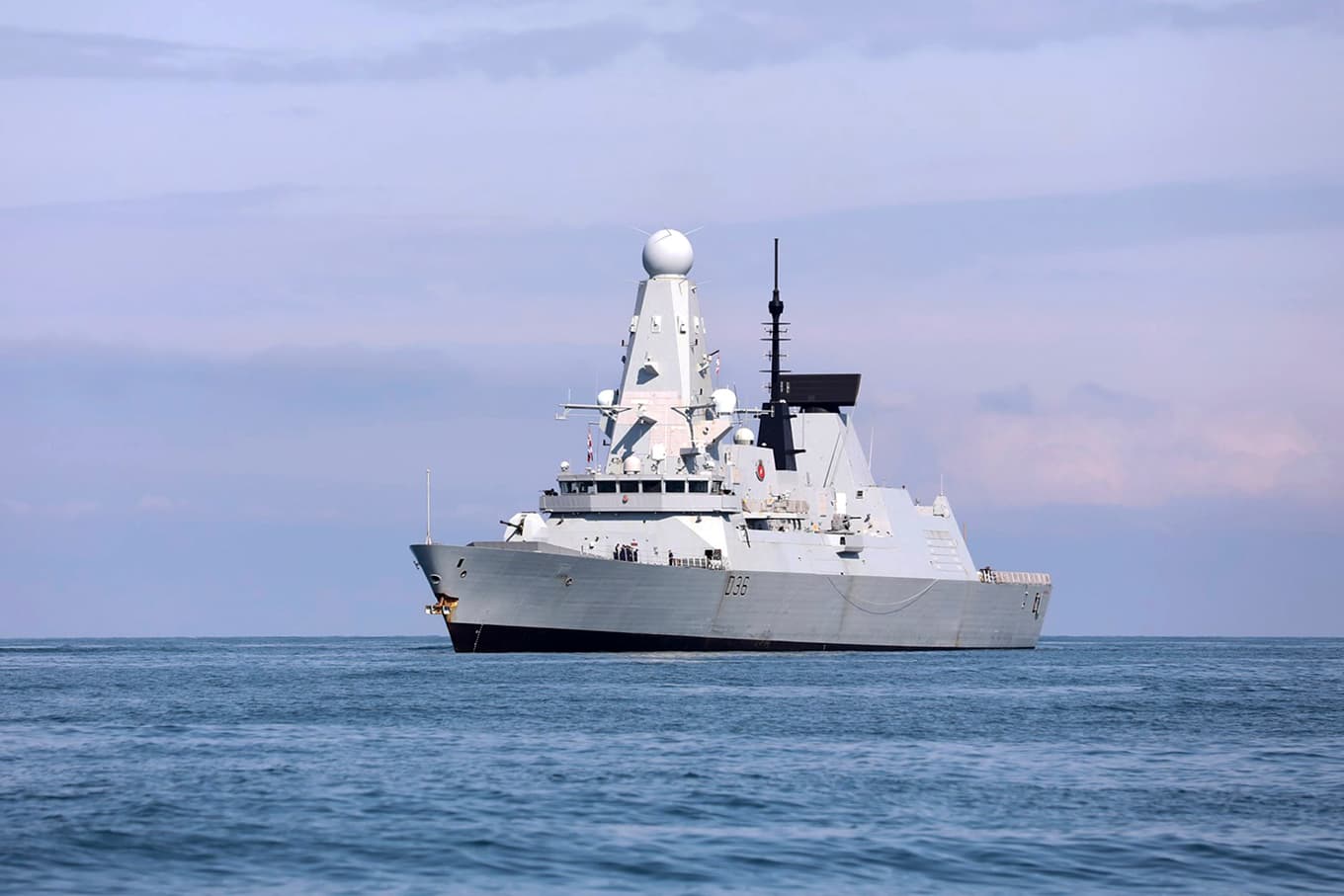 På bilden syns jagaren HMS Defender, som är av samma klass som HMS Dragon som skickas till Hormuzsundet. Arkivbild. Foto: AP/TT
