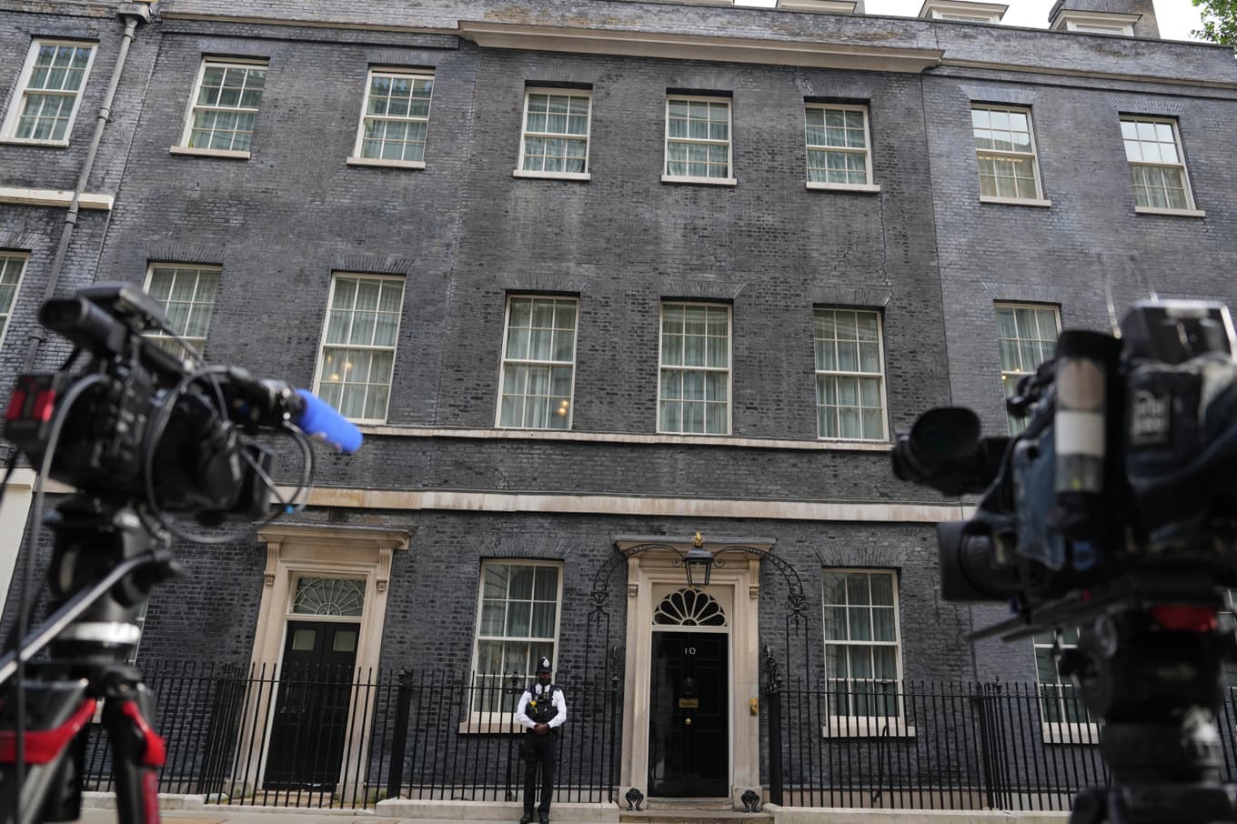 Tv-kameror på Downing Street i London, där tisdagens regeringsmöte hålls. Foto: Kirsty Wigglesworth/AP/TT