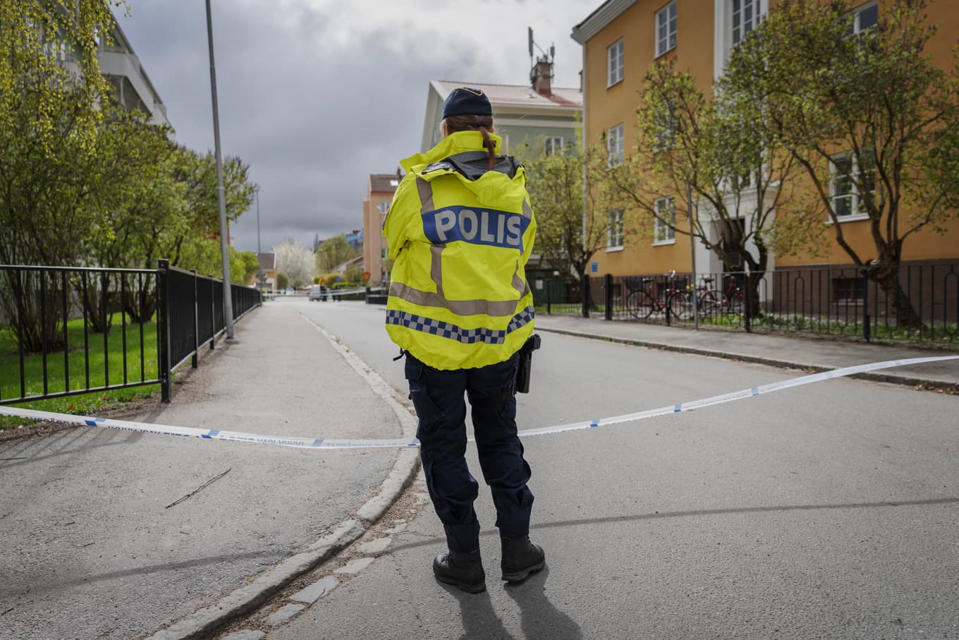 Polisavspärrningar i närheten av mordplatsen på frisersalongen vid Vaksala torg i Uppsala, dagen efter skjutningen den 29 april 2025. Foto: Linus Sundahl-Djerf/SVD/TT
