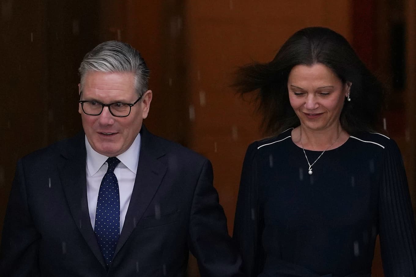 Storbritanniens premiärminister Keir Starmer går tillsammans med sin hustru från Downing Street till parlamentets öppnande i Westminster i London. Foto: Alberto Pezzali/AP/TT