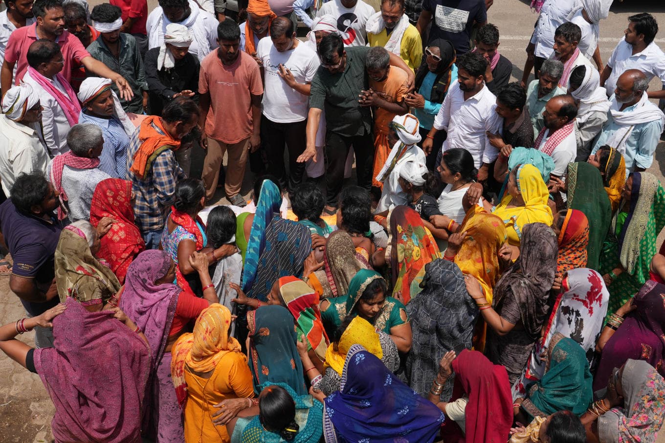 Släktingar och vänner samlas runt kvarlevorna efter en 24-åring som dog när taket på hans hus kollapsade i samband med ovädret. Bilden togs i Prayagraj i norra Indien. Foto: Rajesh Kumar Singh/AP/TT