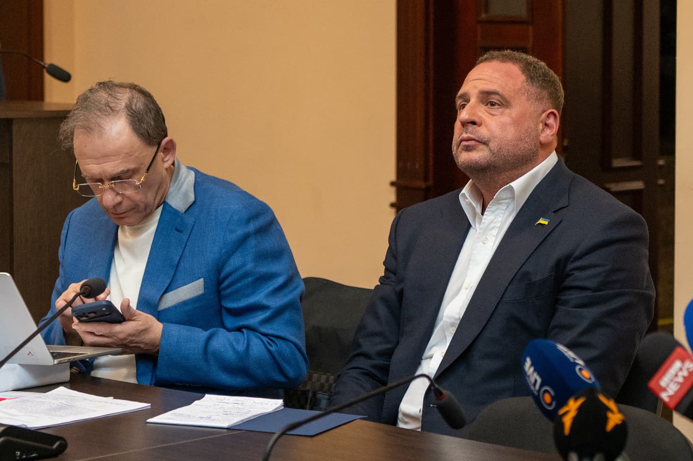 Andrij Jermak i rättssalen i tisdags i Kiev. Foto: Dan Bashakov/AP/TT