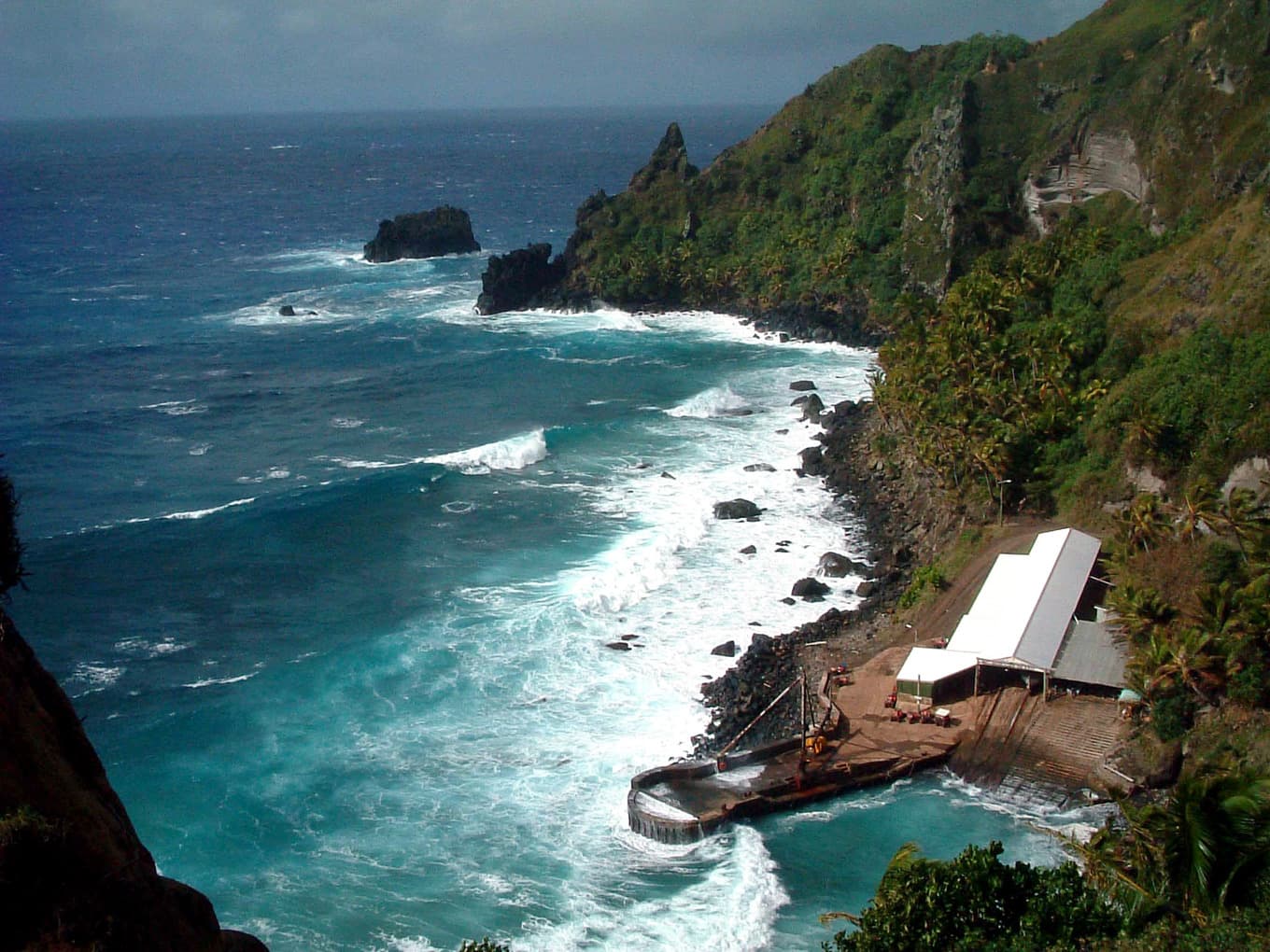 En lastkaj i Bounty Bay på ön Pitcairn, den enda bebodda ön i den brittiska kronkolonin Pitcairnöarna i Stilla havet. Arkivbild. Foto: AP/TT