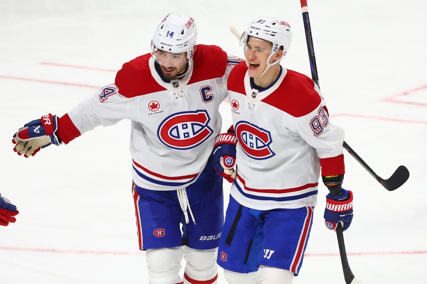 Montreals Ivan Demidov (93) och Nick Suzuki (14) är muntra efter ett av nattens mål. Foto: Jeffrey T. Barnes/AP/TT