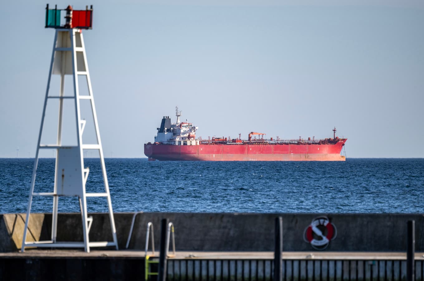 Tankfartyget Jin Hui ligger för ankar väster om Trelleborg i början av maj. Foto: Johan Nilsson / TT
